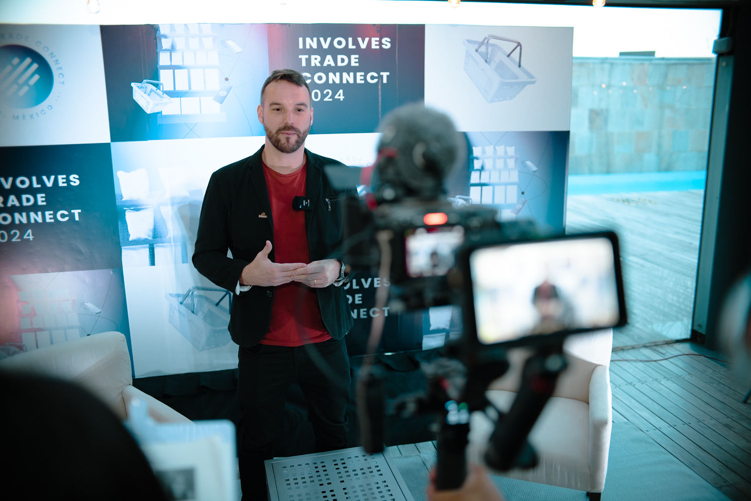 Montaje con iluminación arquitectónica